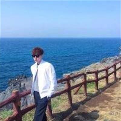 学生穿过人群抱起将上台领誓班主任